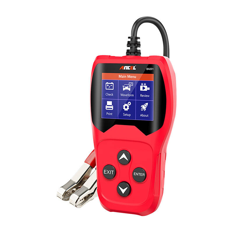 Un tester per batterie auto Ancel rosso con schermo a colori e pulsanti, collegato a pinze a coccodrillo.