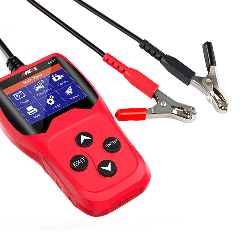 Tester rosso per batterie auto con schermo, pulsanti di navigazione e due pinze su sfondo bianco.