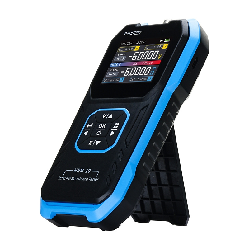 Un tester di resistenza interna HRM-10 portatile con custodia blu, schermo LCD e tastiera su sfondo bianco.