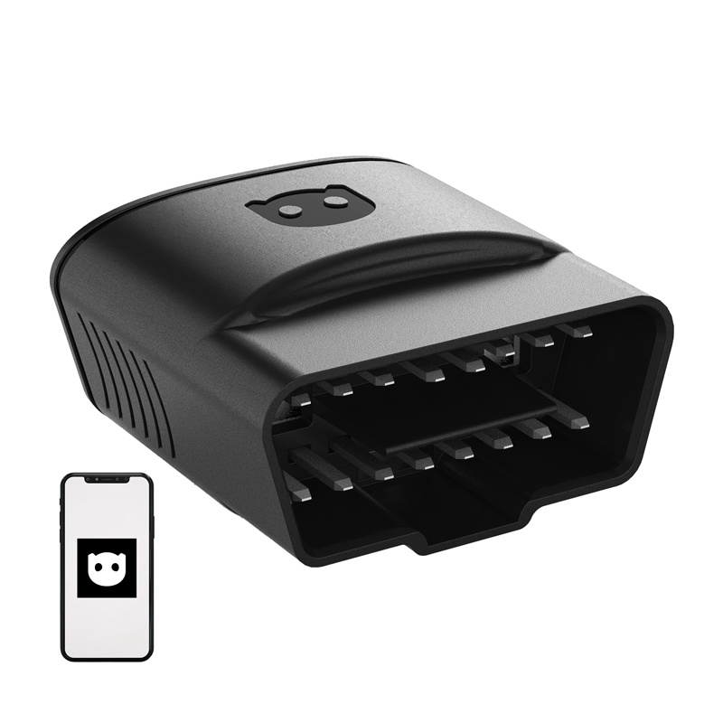 Uno scanner per auto OBD2 nero con pin metallici e un piccolo smartphone nell'angolo.