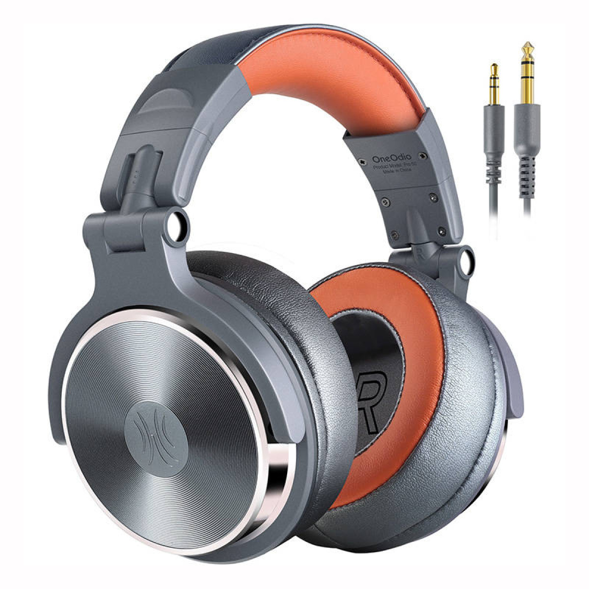 Cuffie over-ear grigie e arancioni con cavi sullo sfondo su fondo bianco.