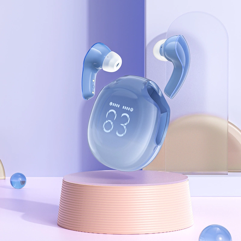Auricolari wireless blu e custodia di ricarica con display digitale fluttuanti sopra un podio rotondo su sfondo viola.