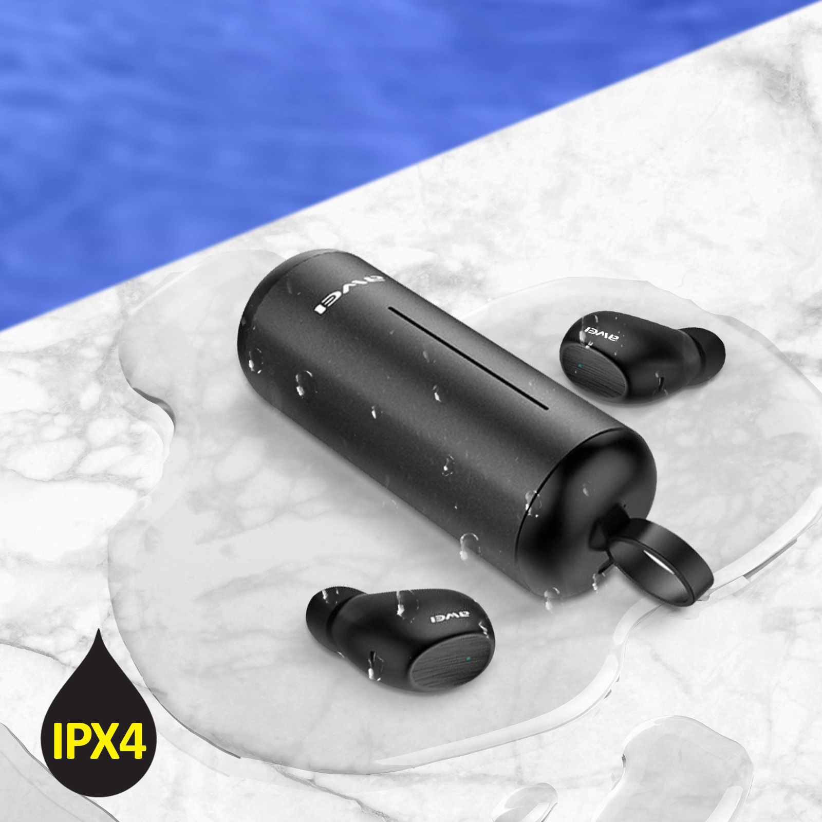 Auricolari wireless neri e custodia di ricarica cilindrica su marmo bianco bagnato, con piscina blu sullo sfondo.