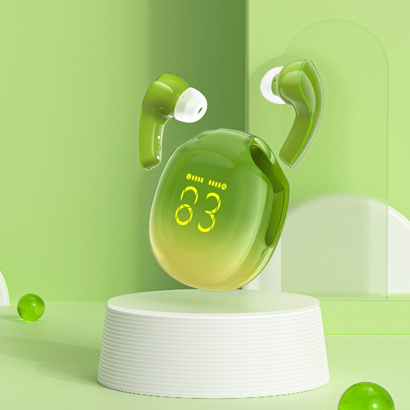Auricolari wireless verdi e custodia di ricarica con display digitale 83 su podio bianco.