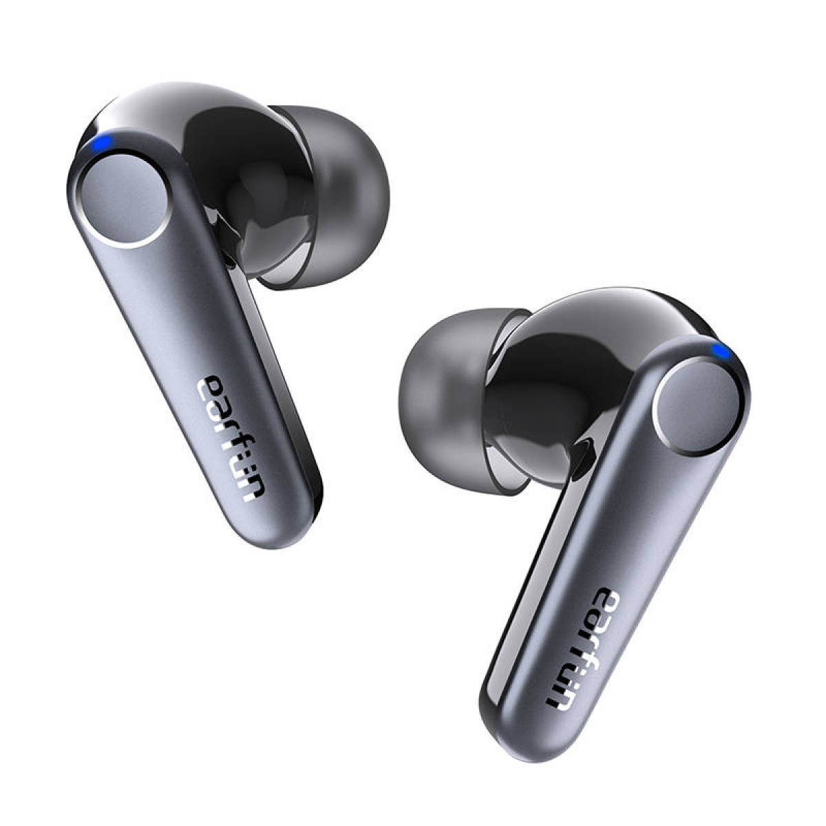 Dos auriculares inalámbricos grises y brillantes con la marca EarFun en los tallos, sobre un fondo blanco liso.