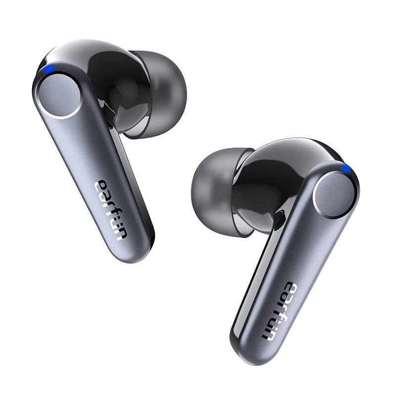 Dos auriculares inalámbricos gris oscuro con la marca EarFun en el vástago sobre fondo blanco.