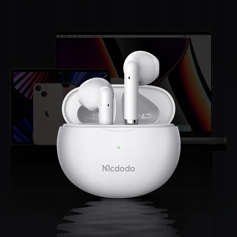 Auricolari wireless bianchi in una custodia di ricarica aperta con logo Mcdodo, su sfondo scuro con dispositivi Apple sfocati.