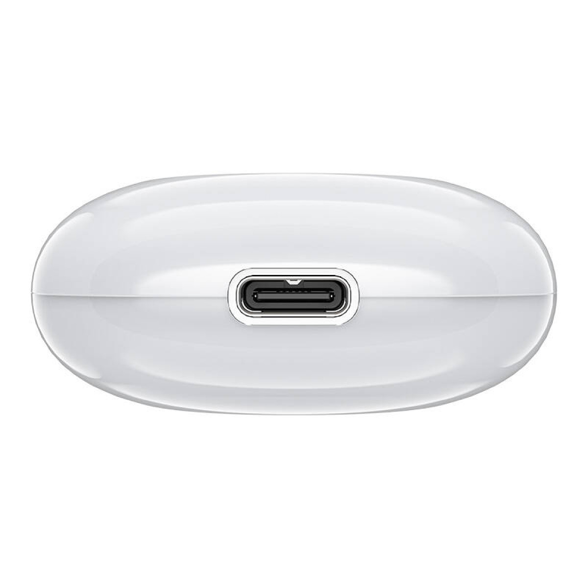 Primo piano di una custodia di ricarica bianca ovale con porta USB-C centrata.