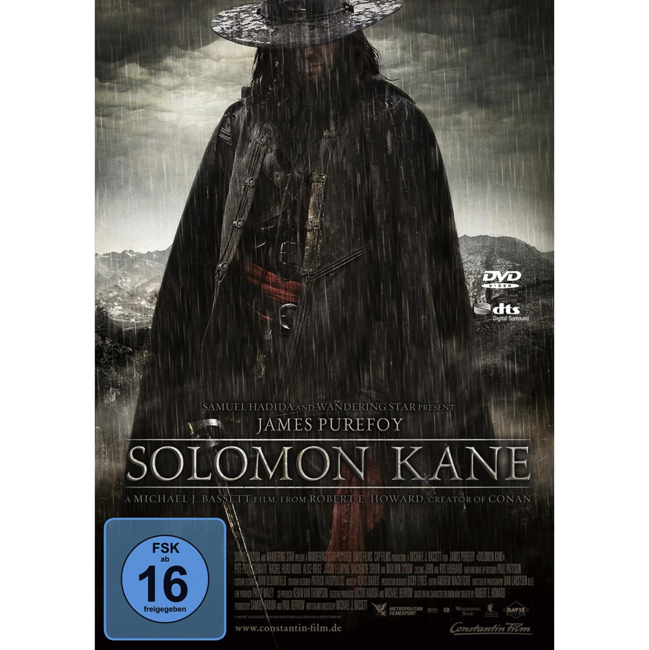 Ein Mann in dunklem Mantel und Hut steht im Regen, mit Bergen im Hintergrund und Filmtitel.