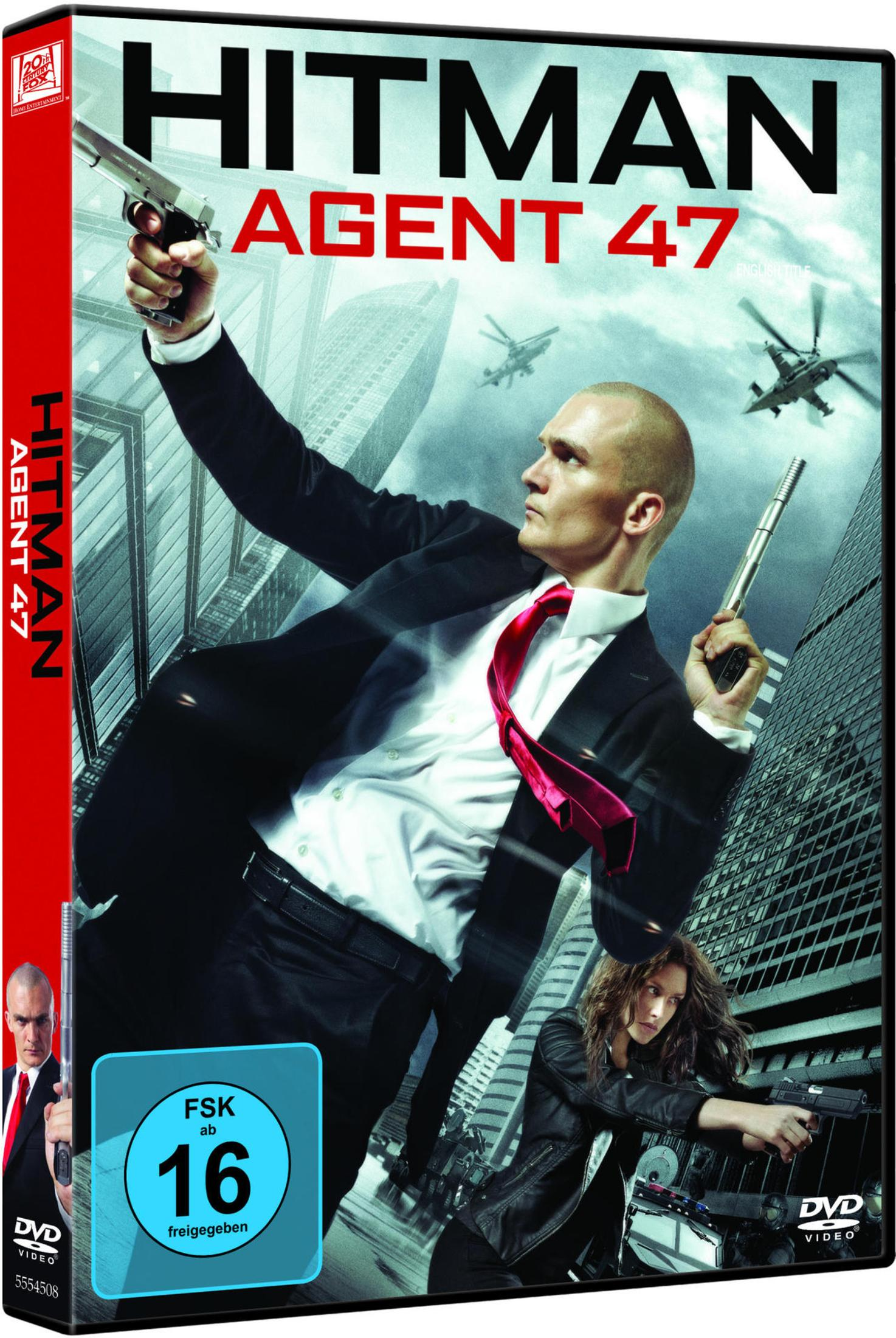 DVD-Cover von Hitman Agent 47 mit Agent in Anzug und roter Krawatte, der zwei Waffen vor einer Stadtkulisse hält.