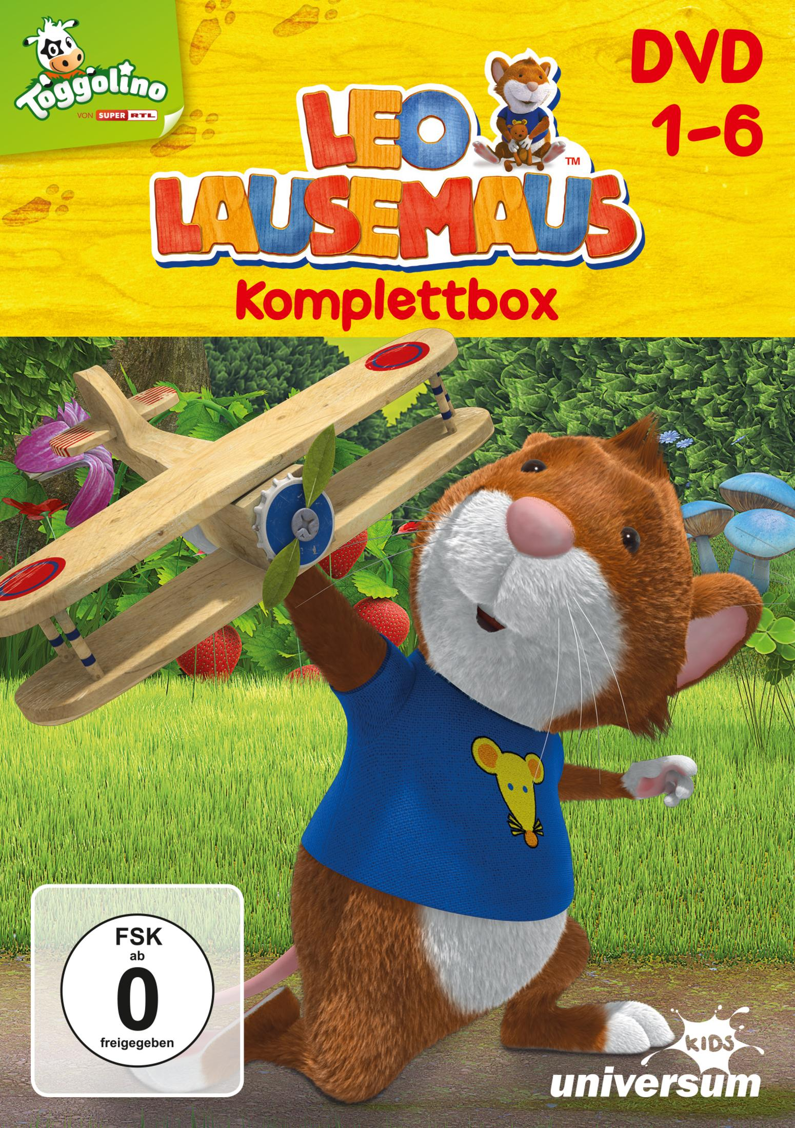 Leo Lausemaus in einem blauen T-Shirt hält ein hölzernes Spielzeugflugzeug in einer bunten Wiese.