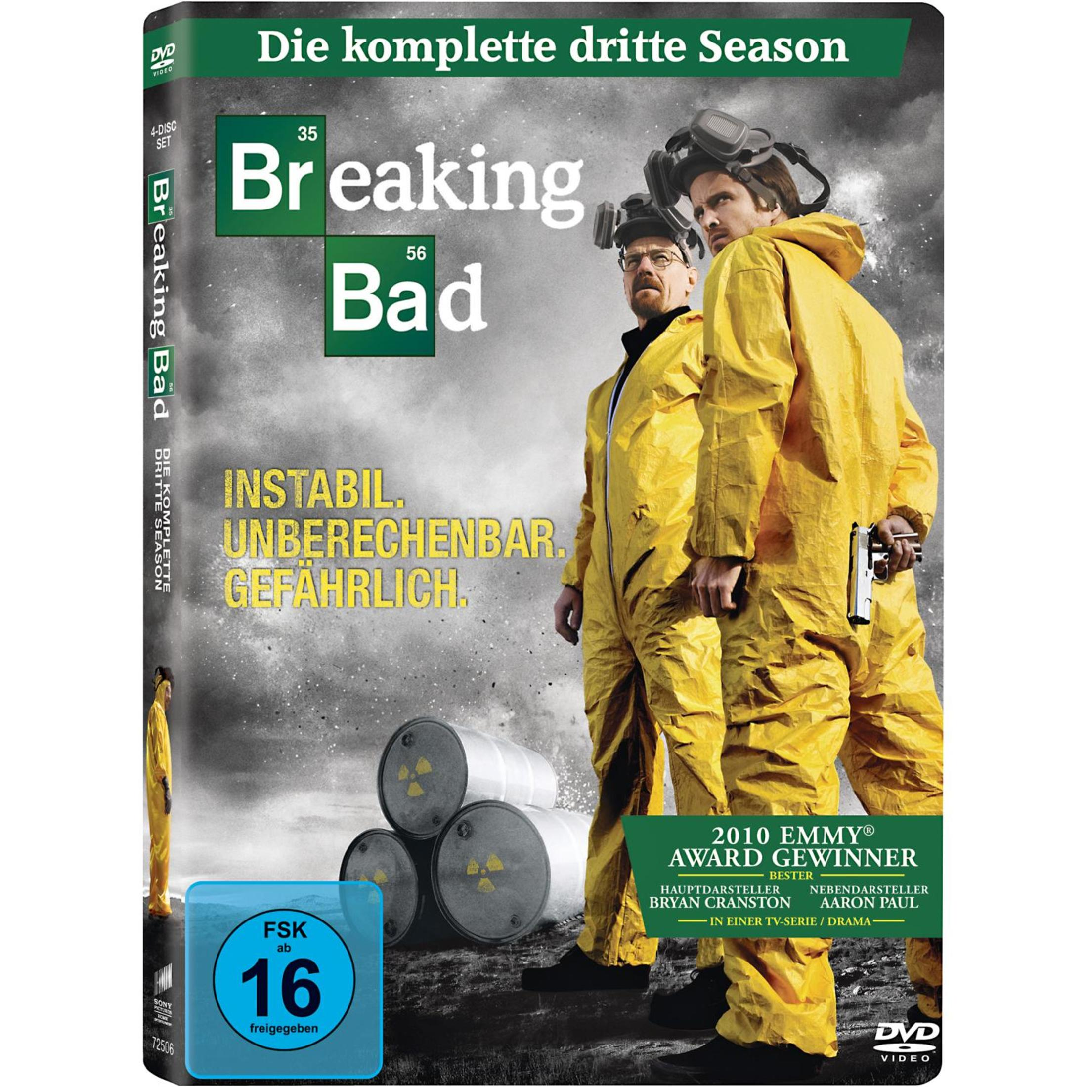 DVD-Cover von Breaking Bad Staffel 3 mit zwei Männern in gelben Schutzanzügen und Gasmasken vor Fässern.