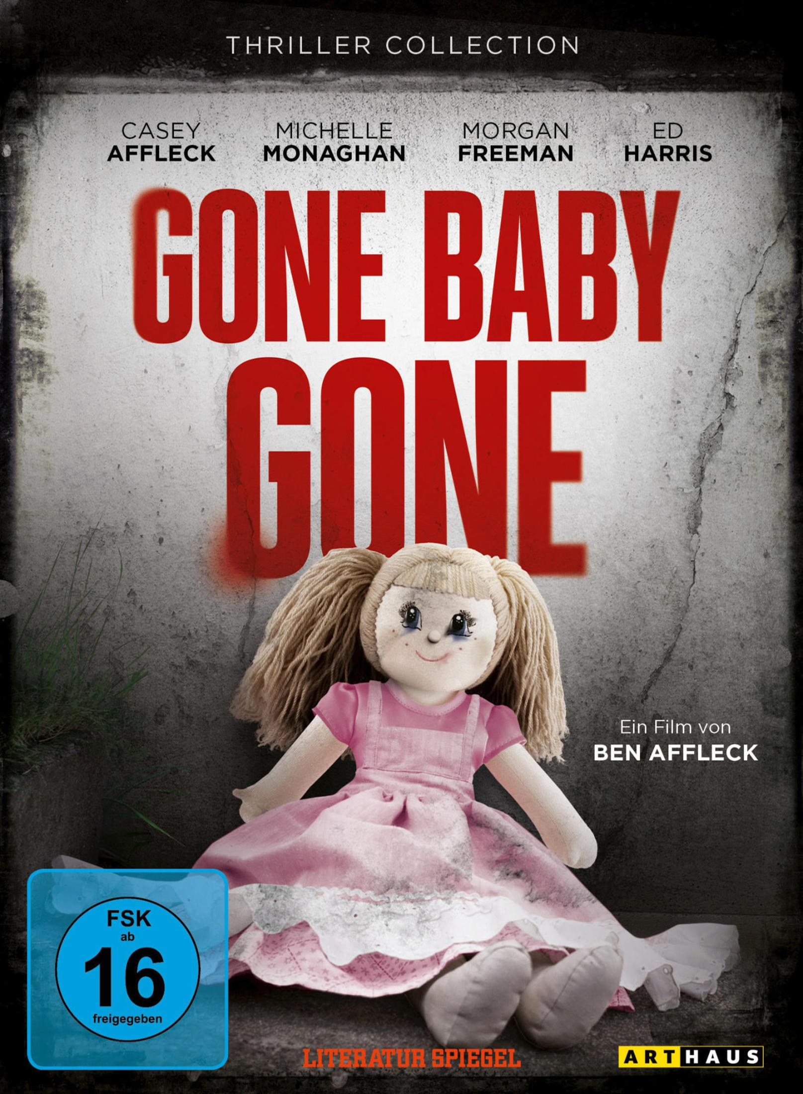 Filmposter zu Gone Baby Gone mit einer schmutzigen Stoffpuppe in rosa Kleid vor Betonwand.