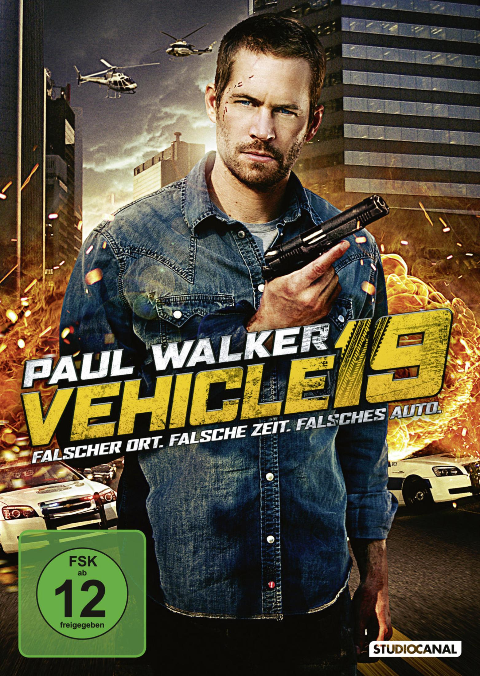 Paul Walker hält eine Waffe vor einer explosionsartigen Stadtszene mit Hubschraubern.