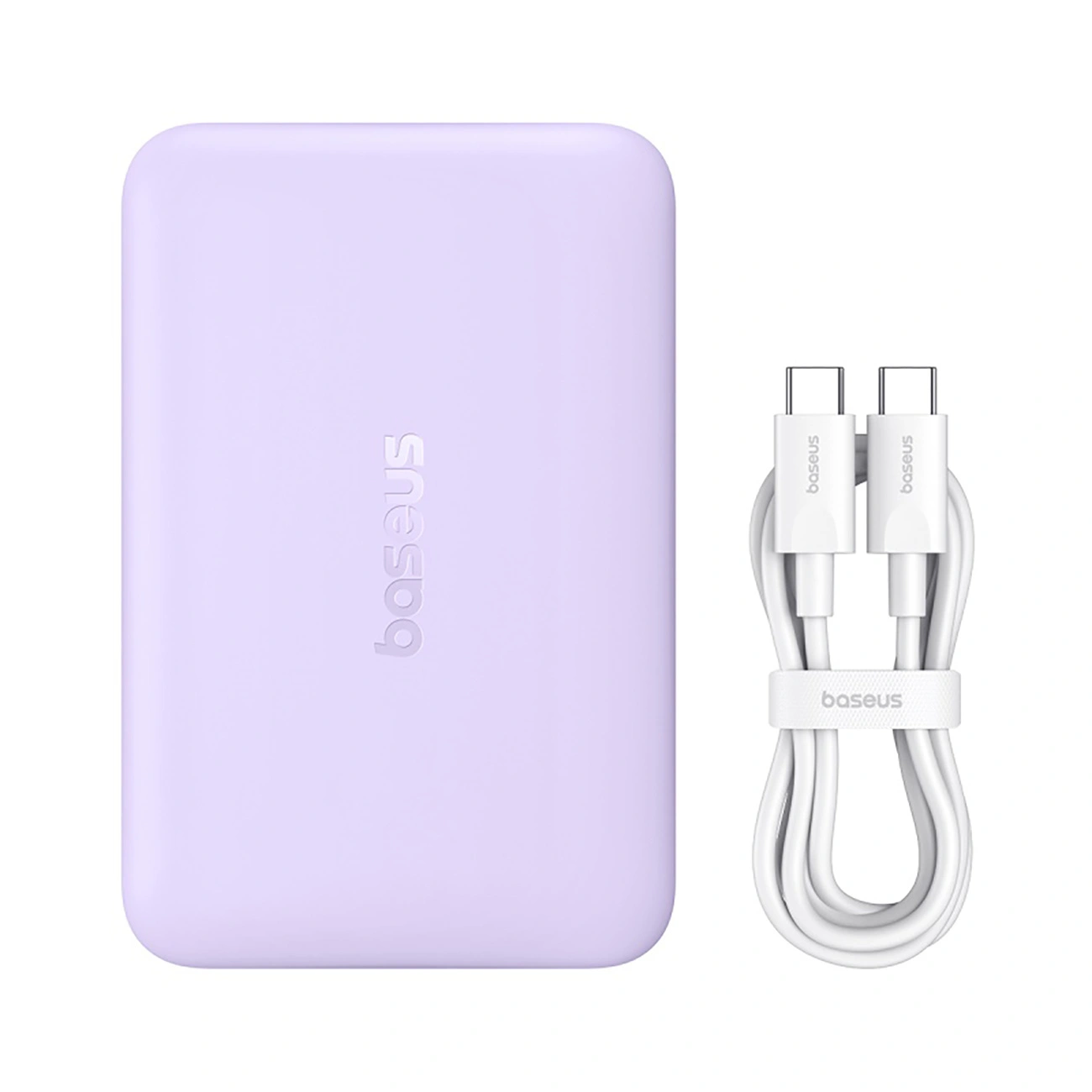 Un power bank Baseus viola chiaro accanto a un cavo USB-C bianco su sfondo bianco.