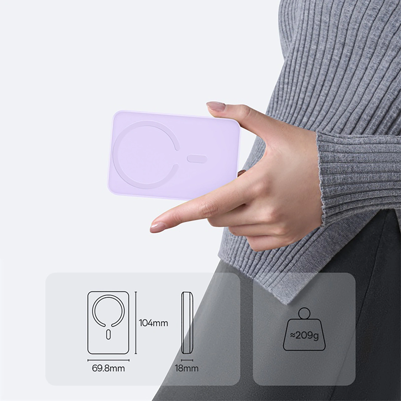 Una persona tiene in mano un power bank lilla chiaro con icone di dimensioni sotto.