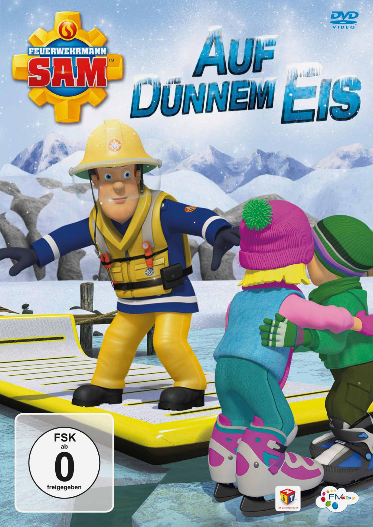 Feuerwehrmann Sam steht mit Kindern auf einem zugefrorenen See in den Bergen vor verschneitem Hintergrund.