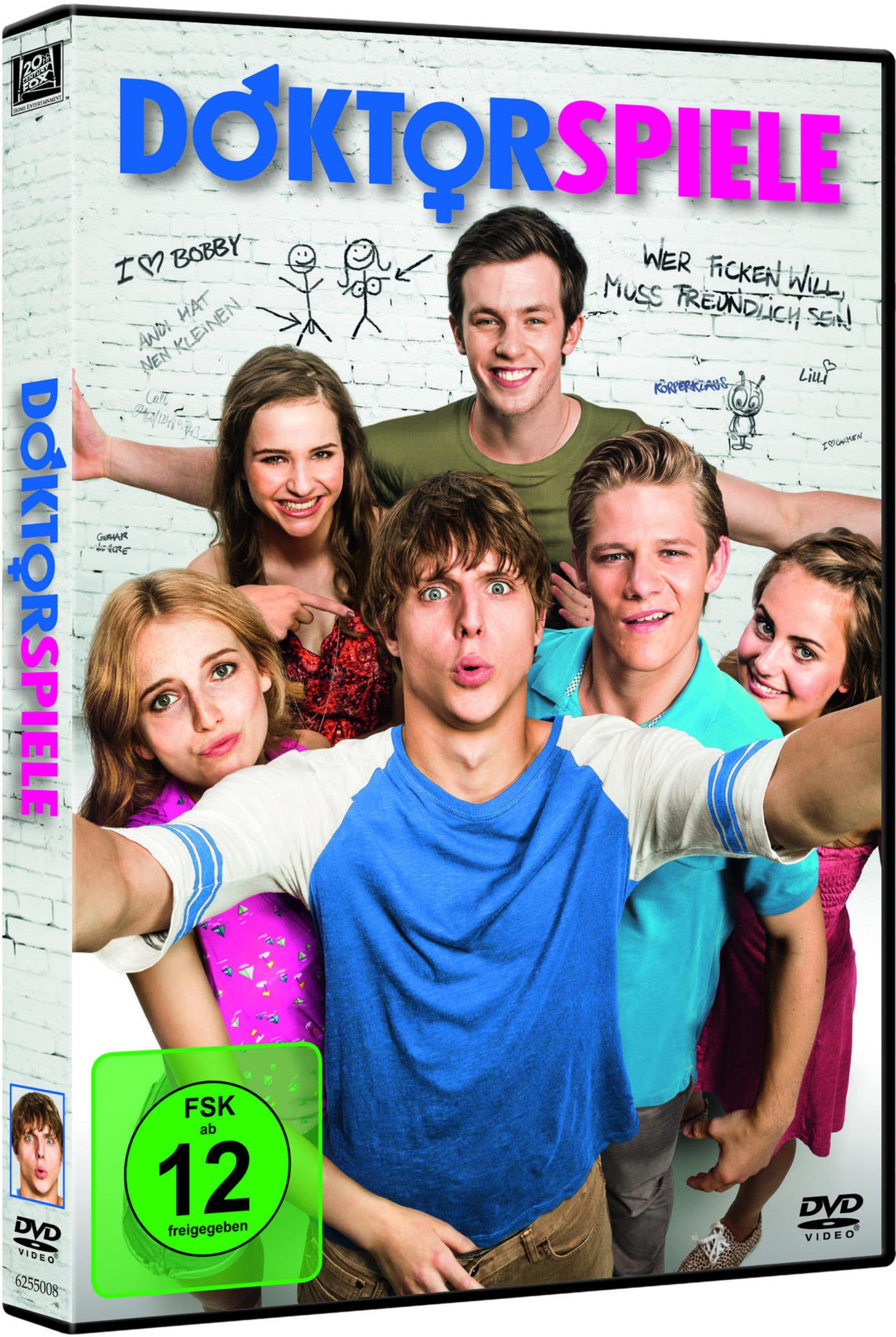 DVD-Cover des Films Doktorspiele mit sechs Jugendlichen vor einer weißen Ziegelwand.