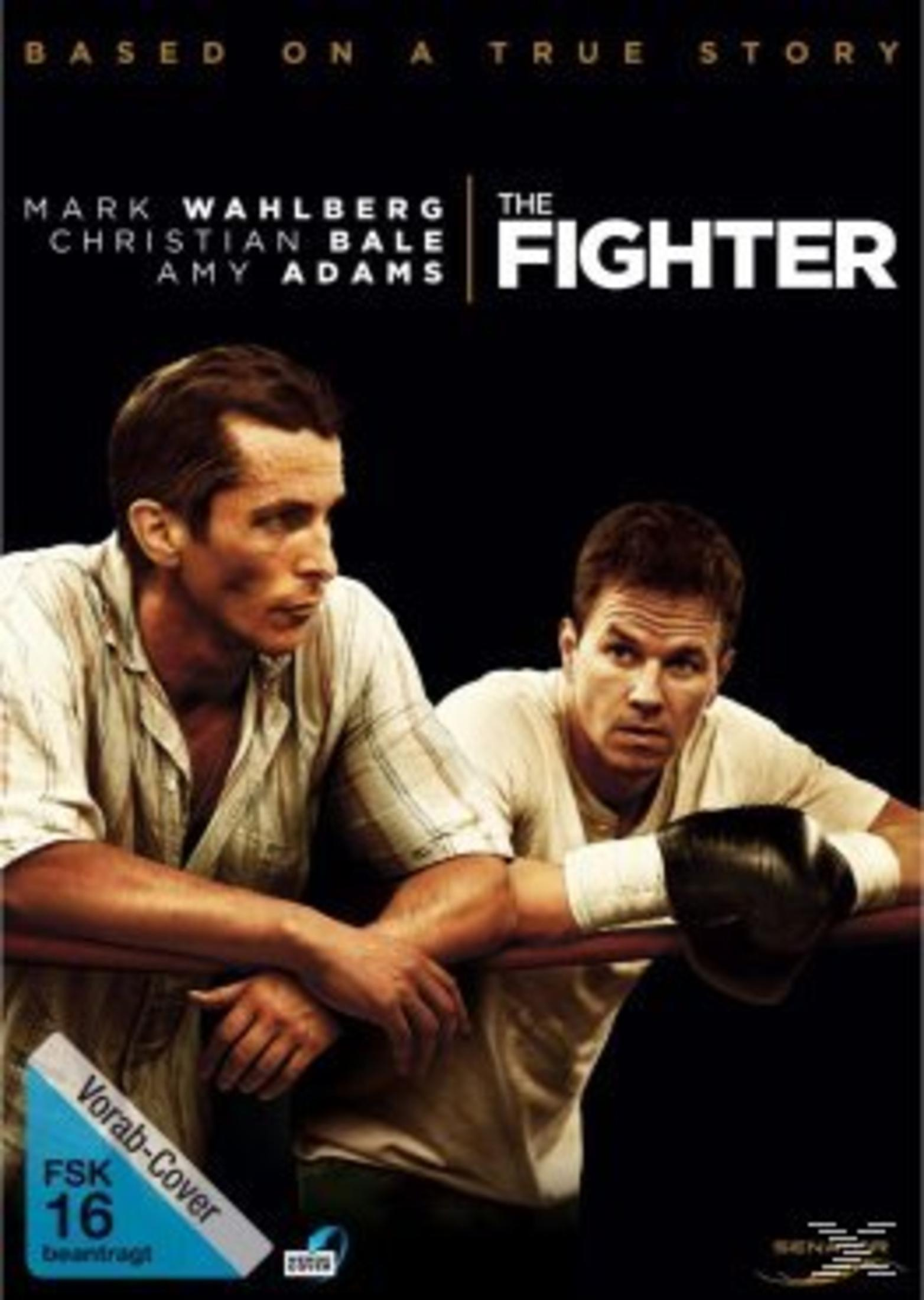 Filmposter von The Fighter mit Christian Bale und Mark Wahlberg, der Boxhandschuhe trägt.