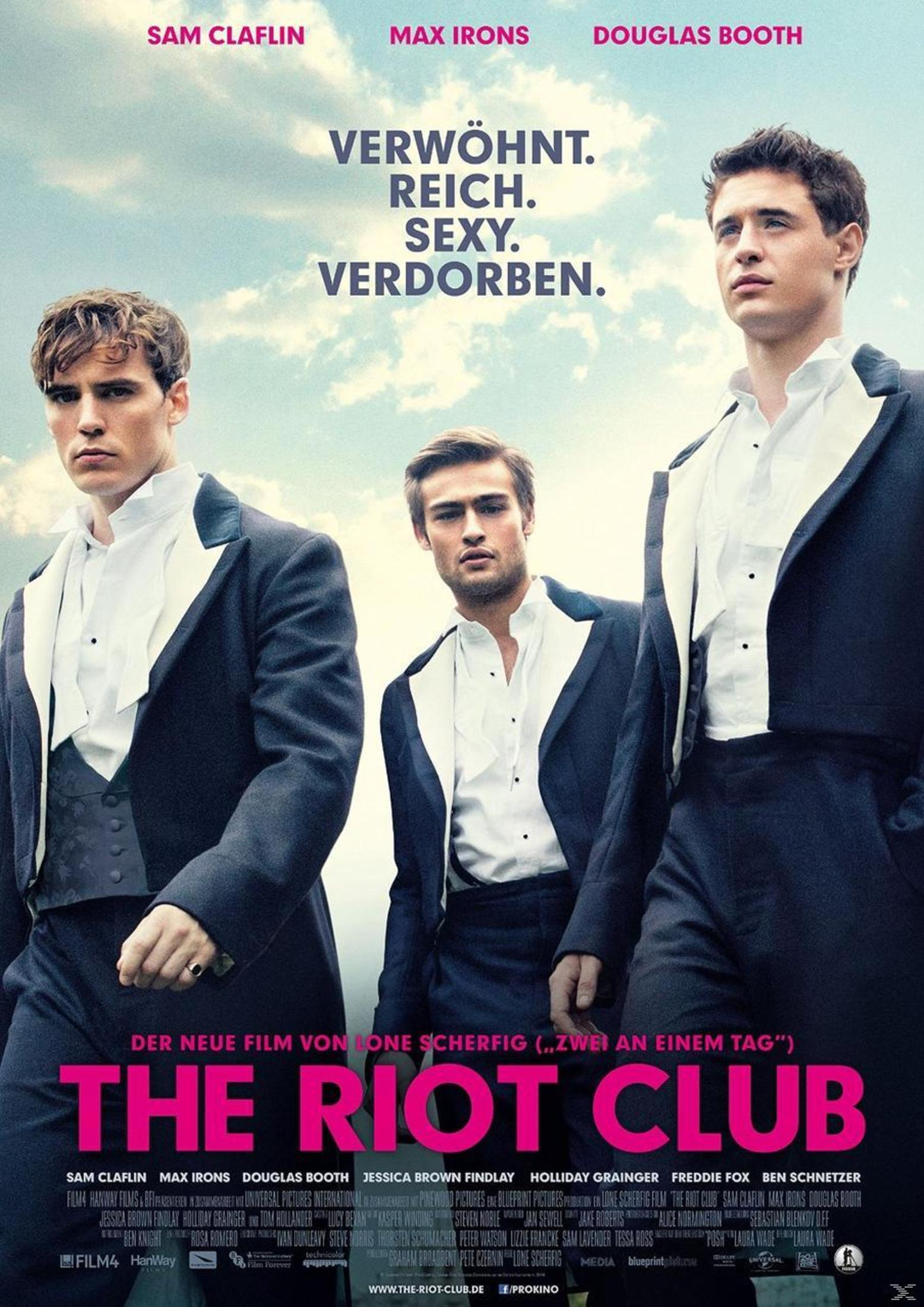 Filmplakat von 'The Riot Club' mit drei elegant gekleideten jungen Männern vor hellem Himmel.