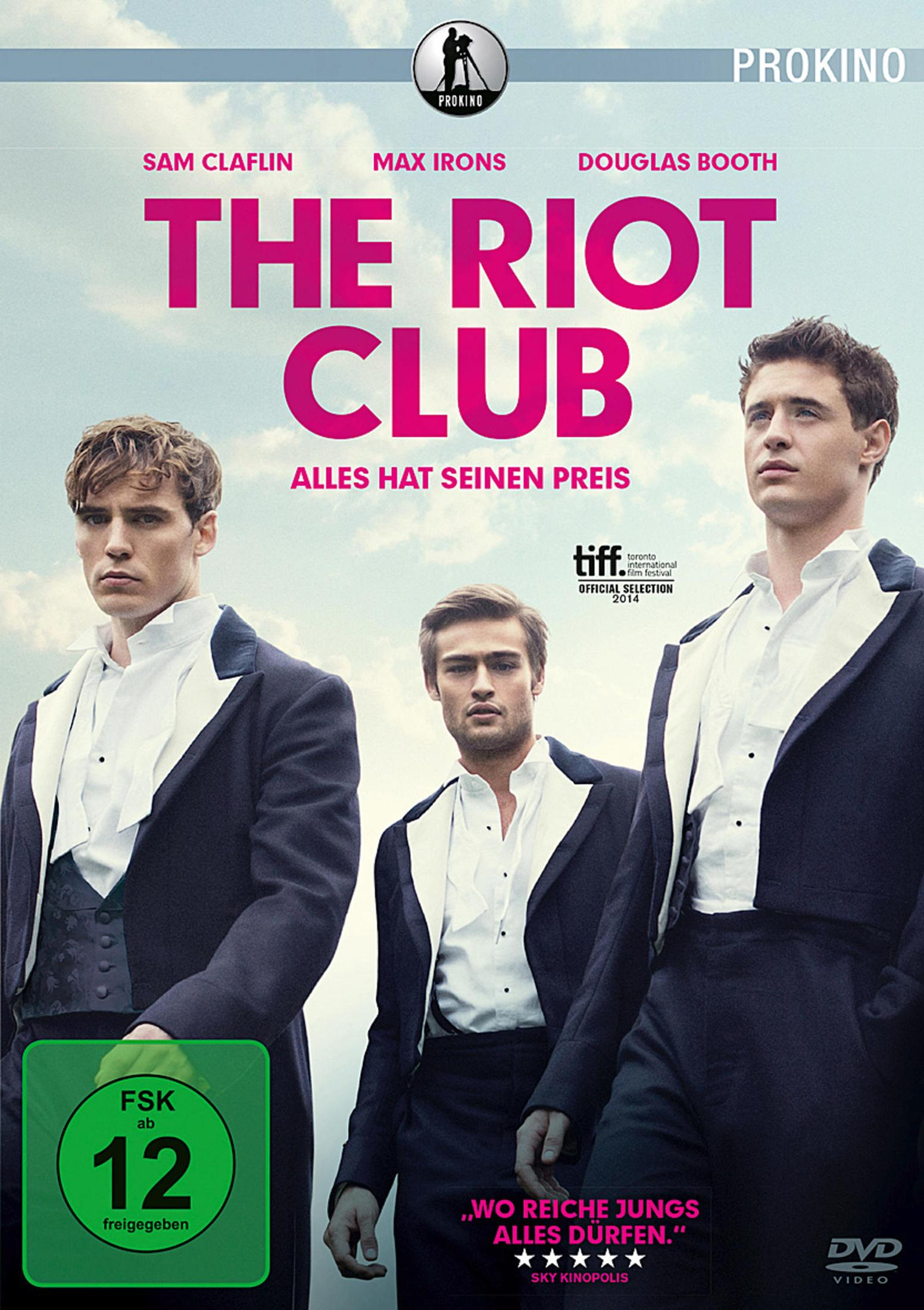 DVD-Cover von The Riot Club mit drei gut gekleideten jungen Männern vor hellem Himmel.