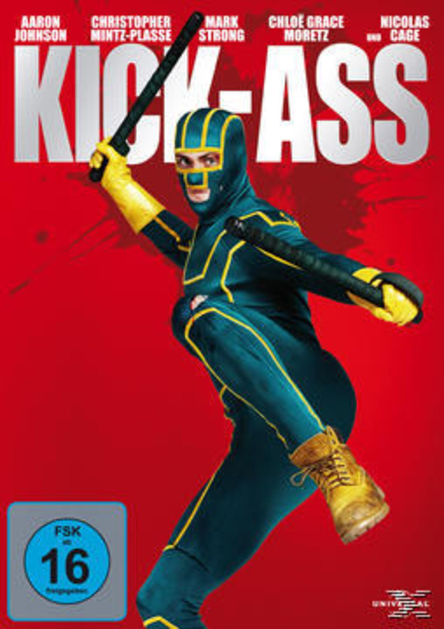 Kick-Ass in blau-gelbem Kostüm mit Schlagstöcken vor rotem Hintergrund.