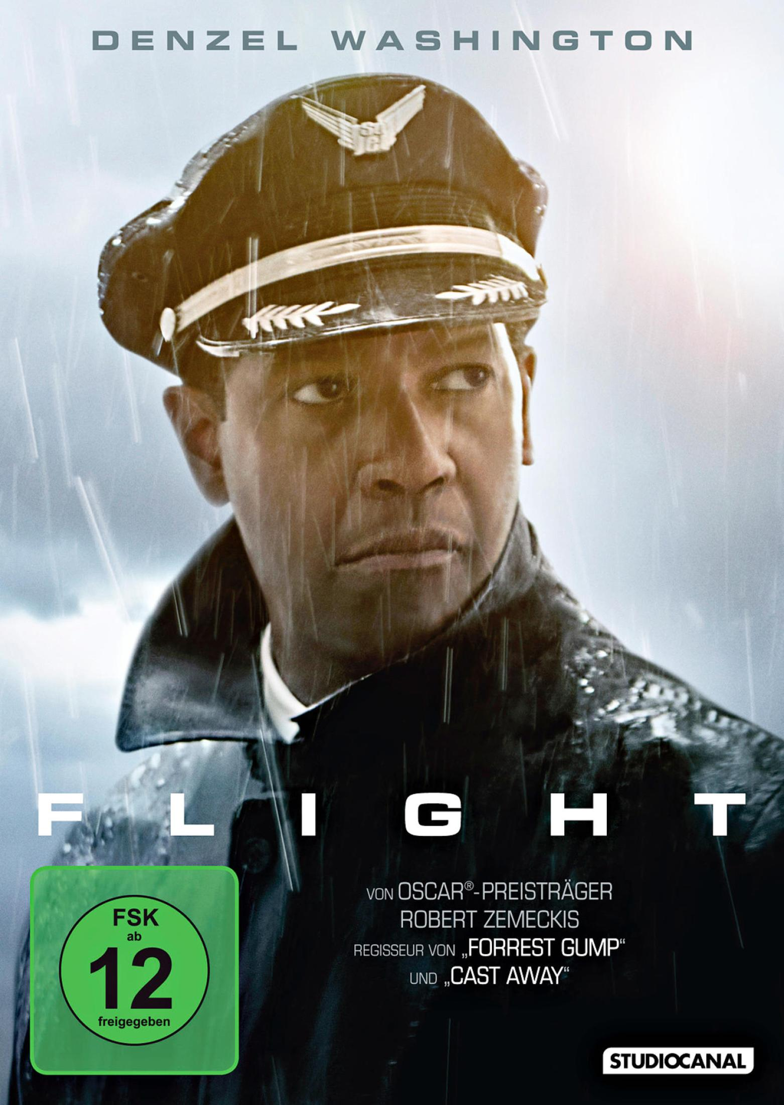 Denzel Washington als Pilot in Uniform und Mantel im Regen, mit dem Filmplakat "Flight".