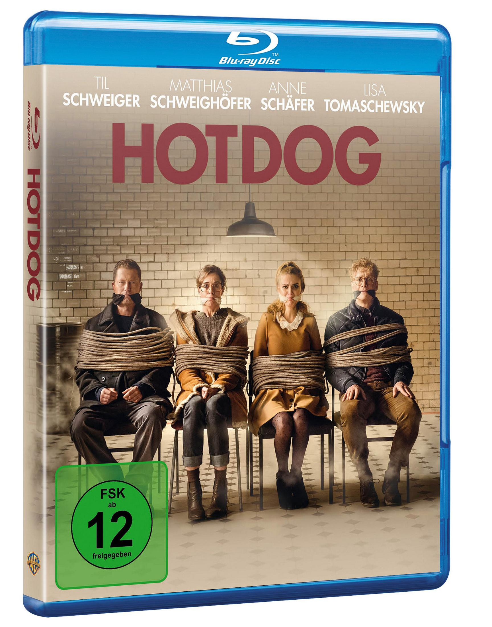 Blu-ray-Hülle des Films Hotdog mit vier gefesselten Personen auf Stühlen vor einer Backsteinwand.