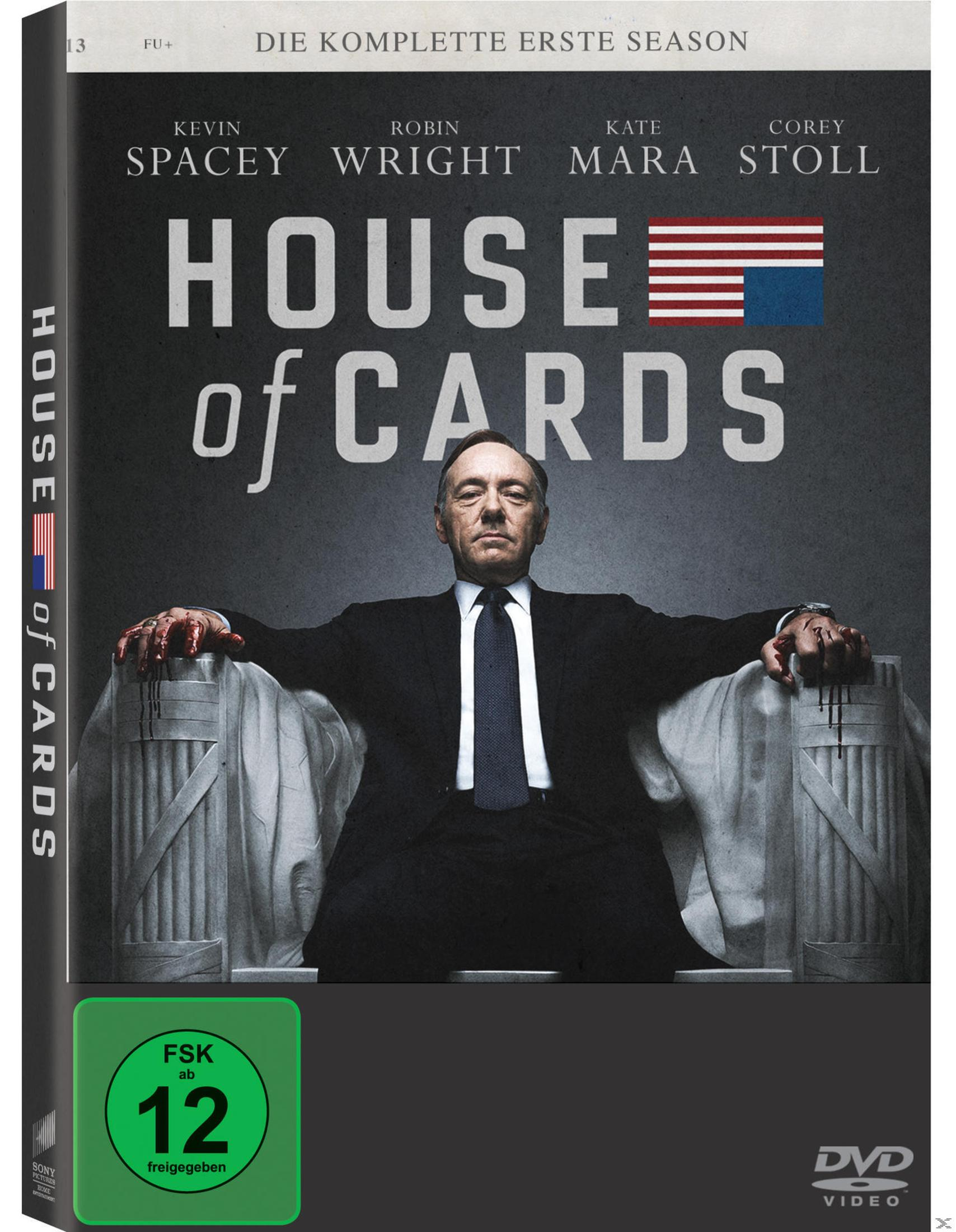 House of Cards DVD-Cover mit Kevin Spacey in einem Anzug, sitzend auf einem steinernen Stuhl mit blutigen Händen.