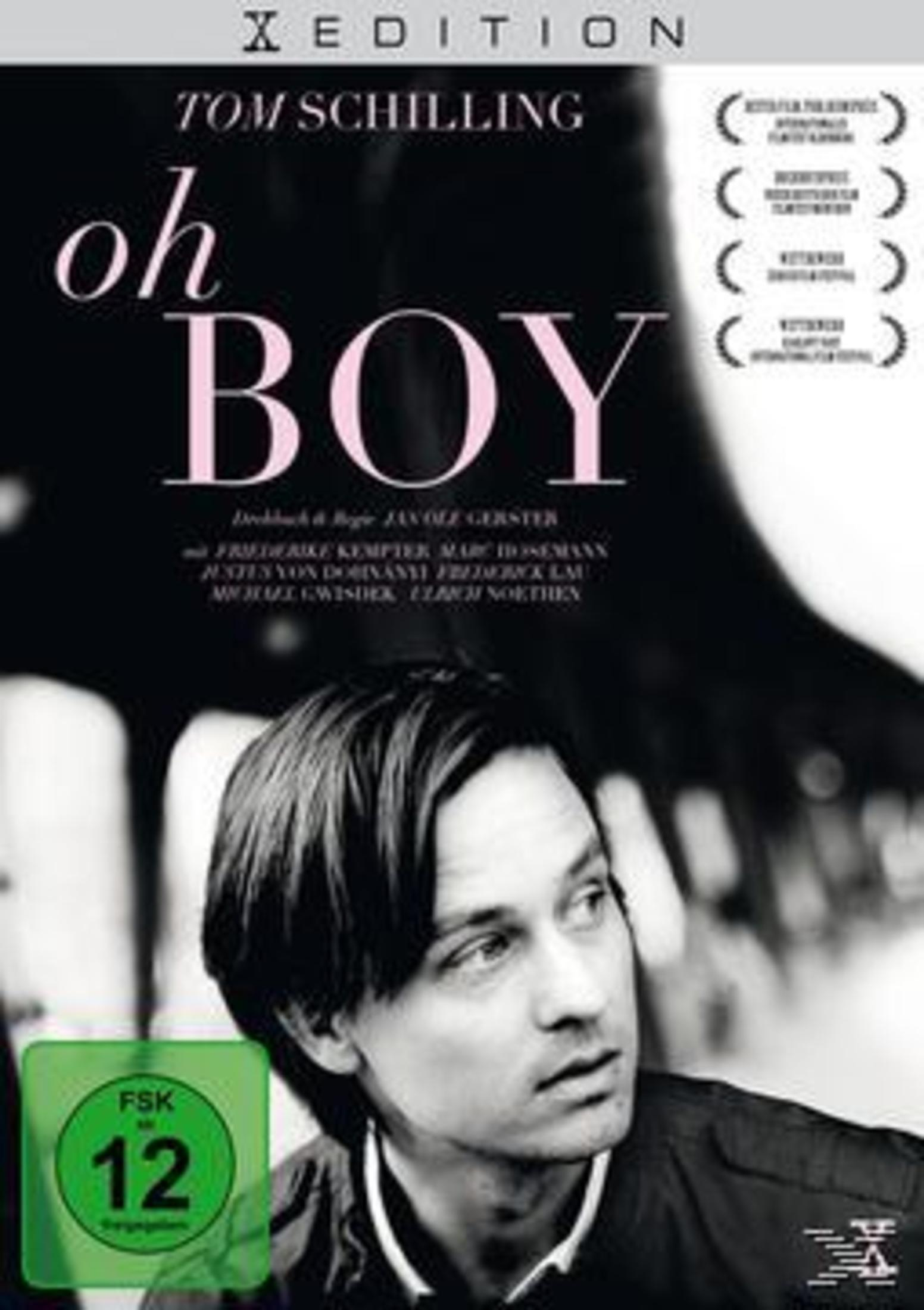 Filmposter "Oh Boy" mit Tom Schilling im Vordergrund und weißem Text auf schwarzem Hintergrund.