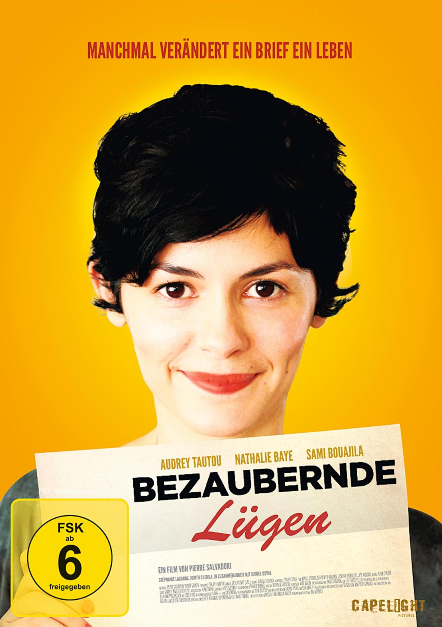 Filmplakat mit Audrey Tautou vor gelbem Hintergrund, die ein Plakat mit dem Titel Bezaubernde Lügen hält.