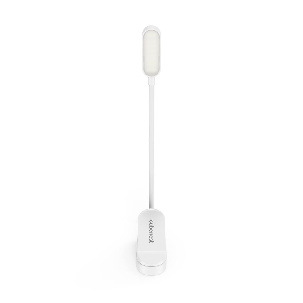 Eine kleine weiße LED-Schreibtischlampe mit einem flexiblen Arm und dem Markenlogo auf der Basis auf weißem Grund.