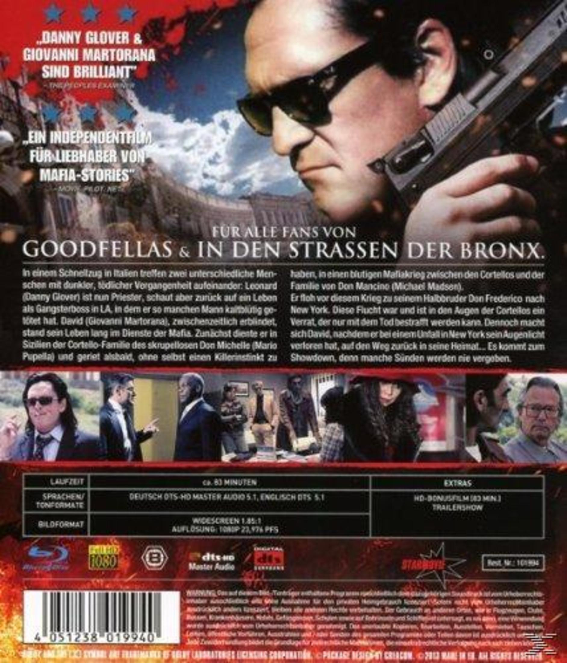 DVD-Rückseite mit einem Mann mit Sonnenbrille und Waffe, Text und mehreren Filmszenen-Miniaturbildern.