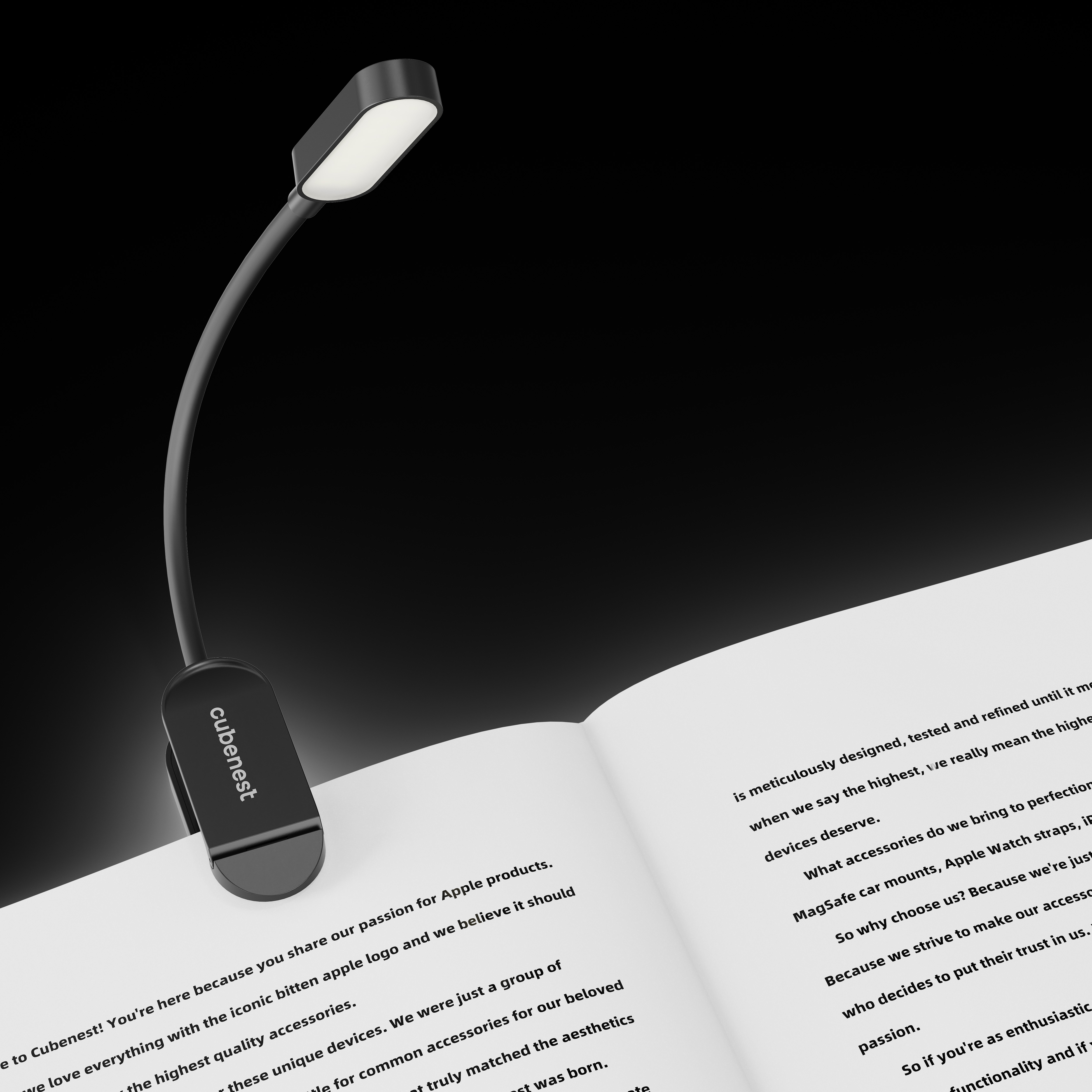 Eine schwarze Klemmleuchte ist an einem offenen Buch befestigt und beleuchtet den Text vor dunklem Hintergrund.