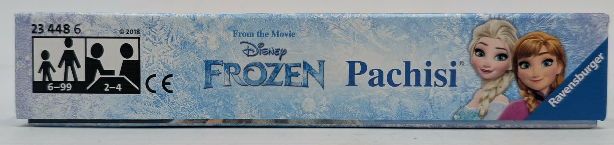 Seitenansicht der Frozen Pachisi Brettspielschachtel von Ravensburger mit Elsa und Anna.