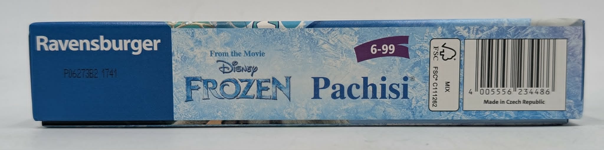 Seitenansicht einer Ravensburger Disney Frozen Pachisi Schachtel mit blauem Eishintergrund, Barcode und Altersangabe.