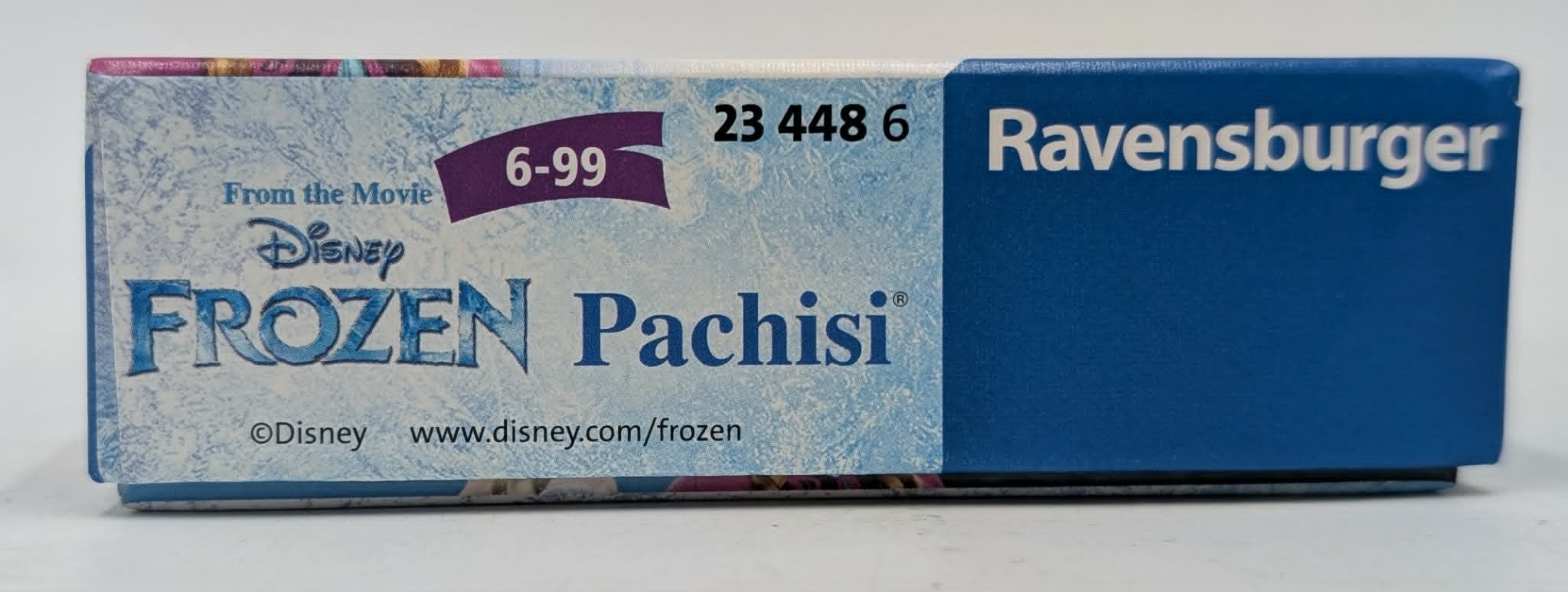 Seitenansicht der Ravensburger Frozen Pachisi Spielebox mit Eismotiv und Markenlogo.