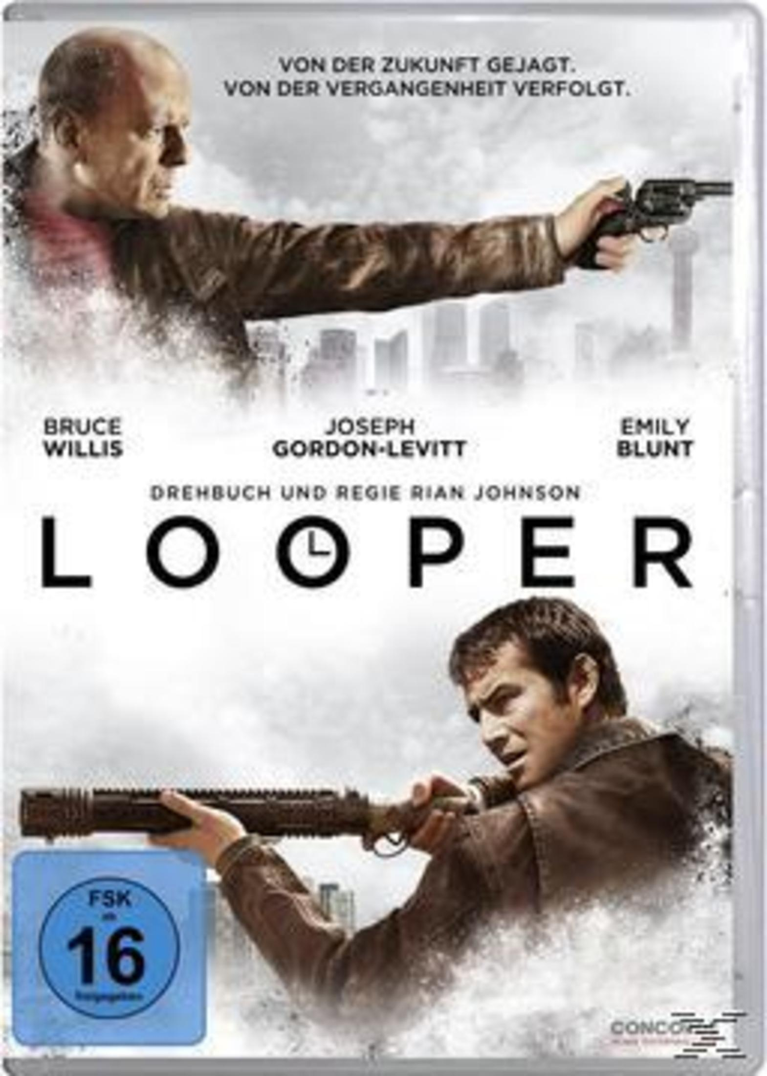 DVD-Cover von Looper mit Bruce Willis und Joseph Gordon-Levitt, die jeweils Waffen halten vor einer Skyline.