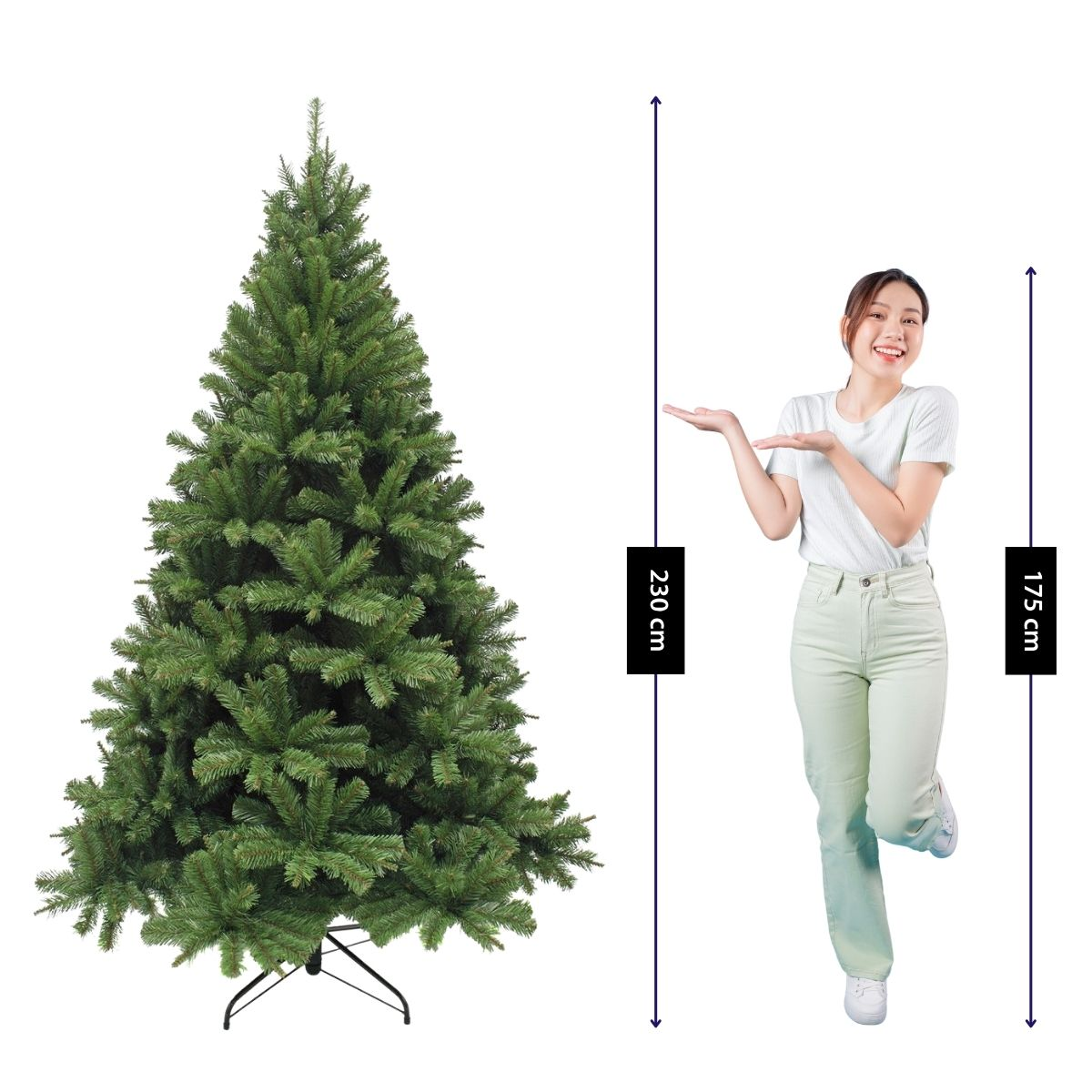 Une femme pose à côté d'un sapin de Noël artificiel, avec des repères de hauteur de 230 cm et 175 cm sur fond blanc.