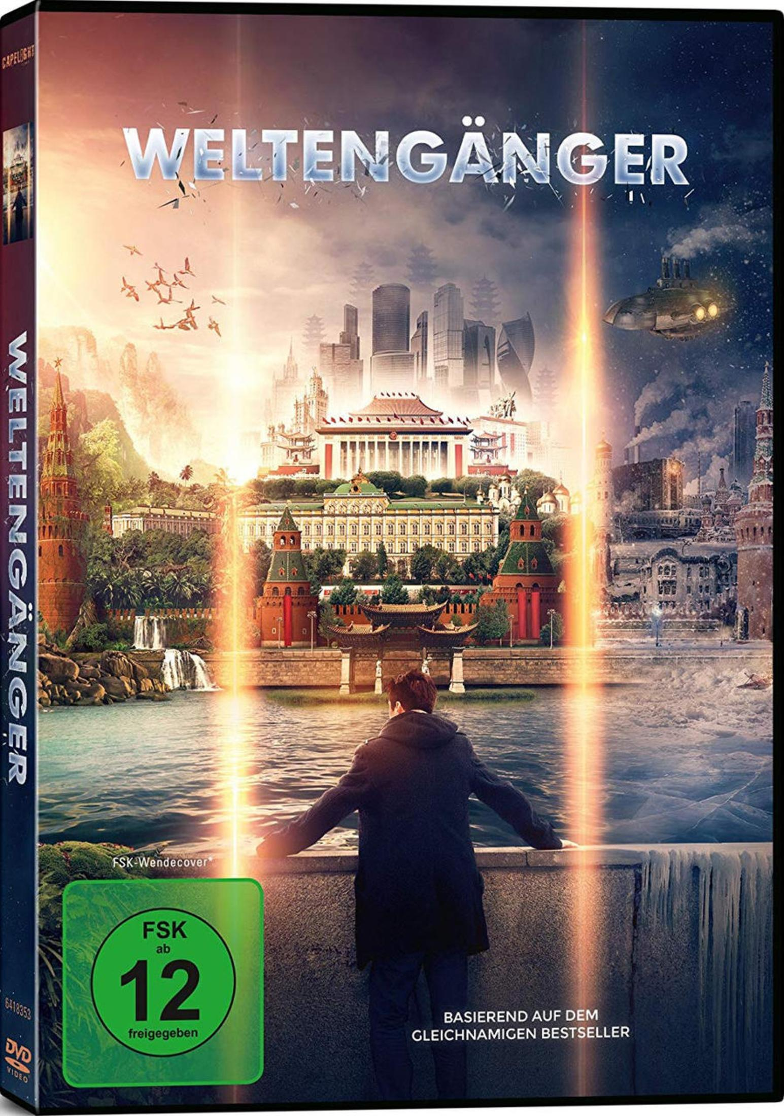 Ein Mann blickt von einer Brücke auf eine surreale Stadt mit verschiedenen Epochen und Lichtstrahlen.