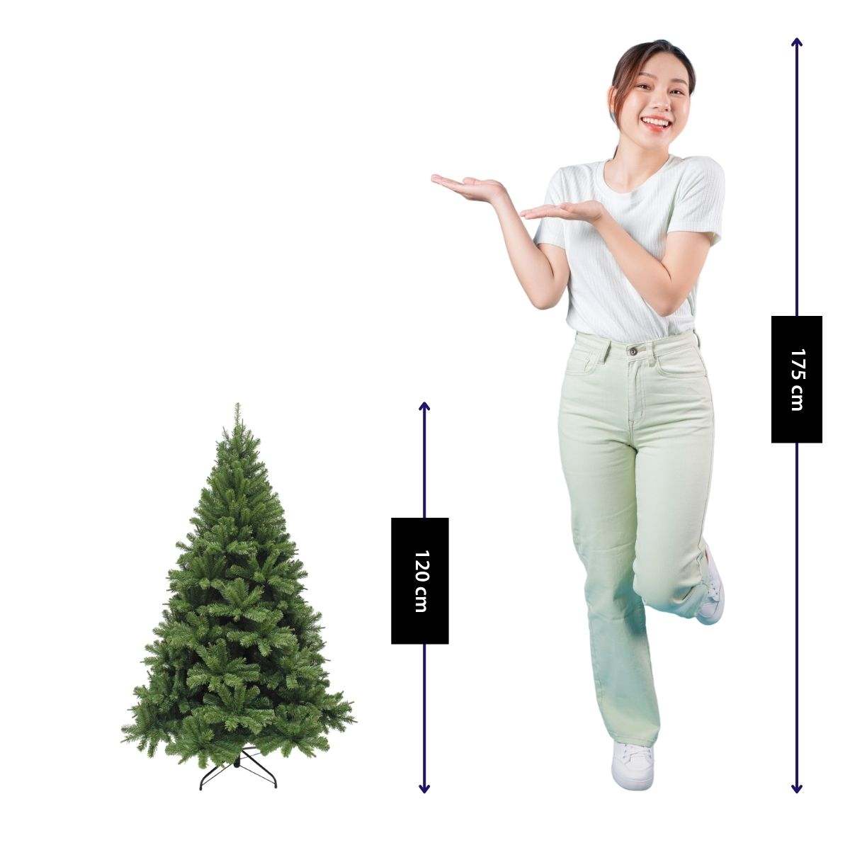 Een vrouw in lichte kleding wijst naar een kunstkerstboom van 120 cm naast haar.