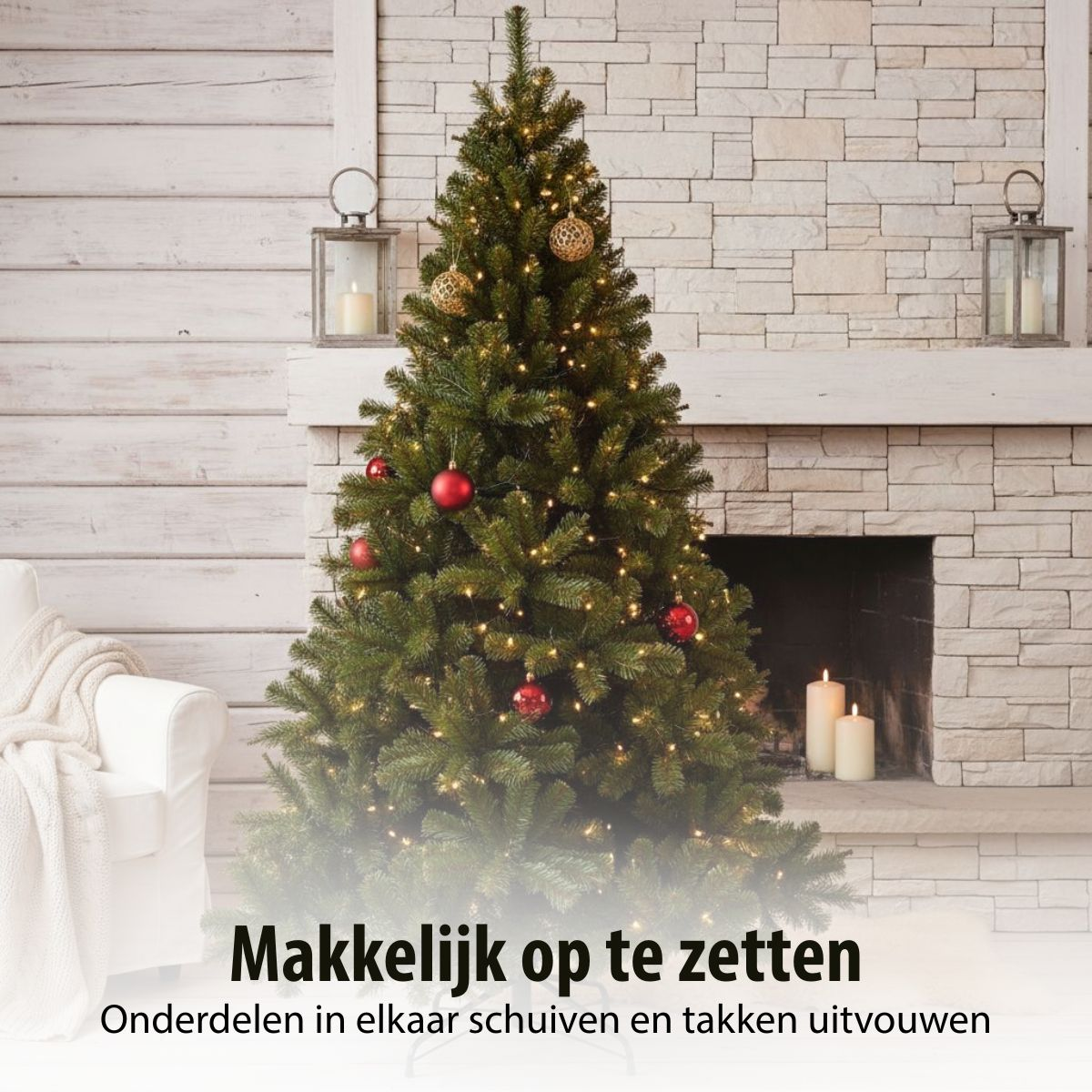 Versierde kerstboom voor een open haard met tekst.