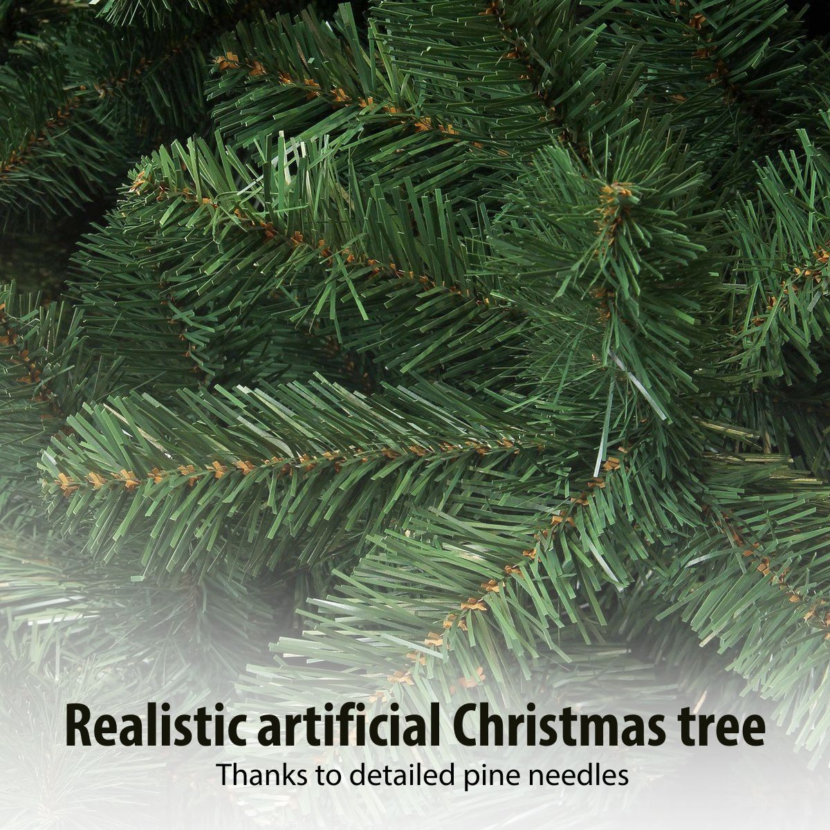 Close-up van realistische groene kunstkerstboomtakken met gedetailleerde dennennaalden.