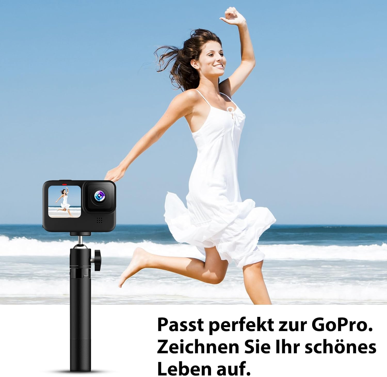 Eine schwarze Actioncam auf einem Stativ filmt eine Frau, die fröhlich an einem sonnigen Strand läuft.