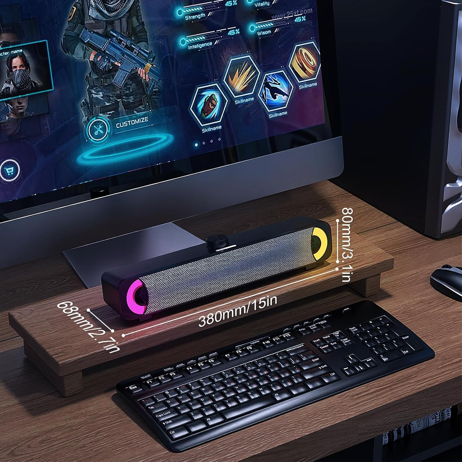 Eine lange RGB-Soundbar auf einem Holzständer vor einem PC-Monitor und einer Tastatur mit Maßen.