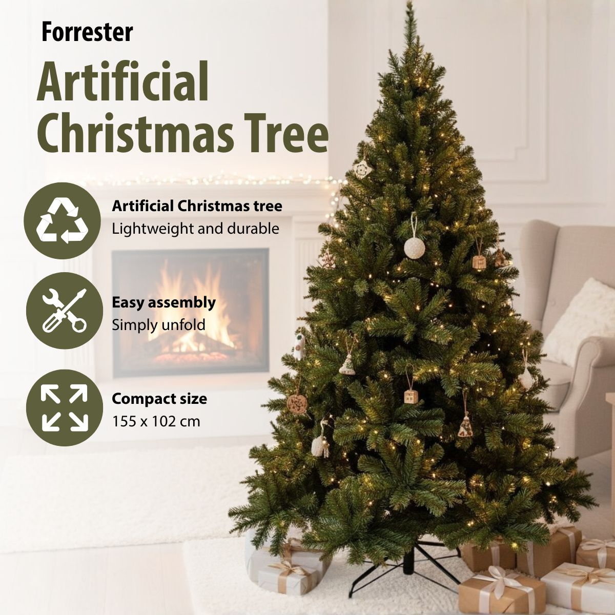 Un sapin de Noël artificiel décoré de lumières et d'ornements, dans un salon avec une cheminée.