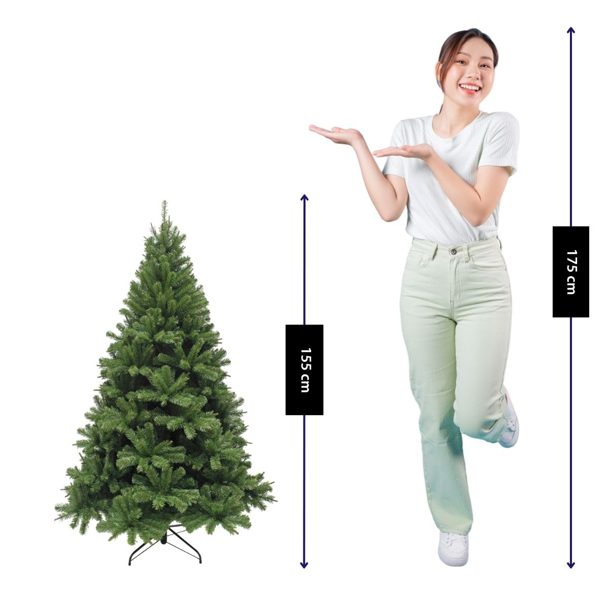 Une femme montre un sapin de Noël artificiel de 155 cm à côté d'une échelle de 175 cm sur fond blanc.