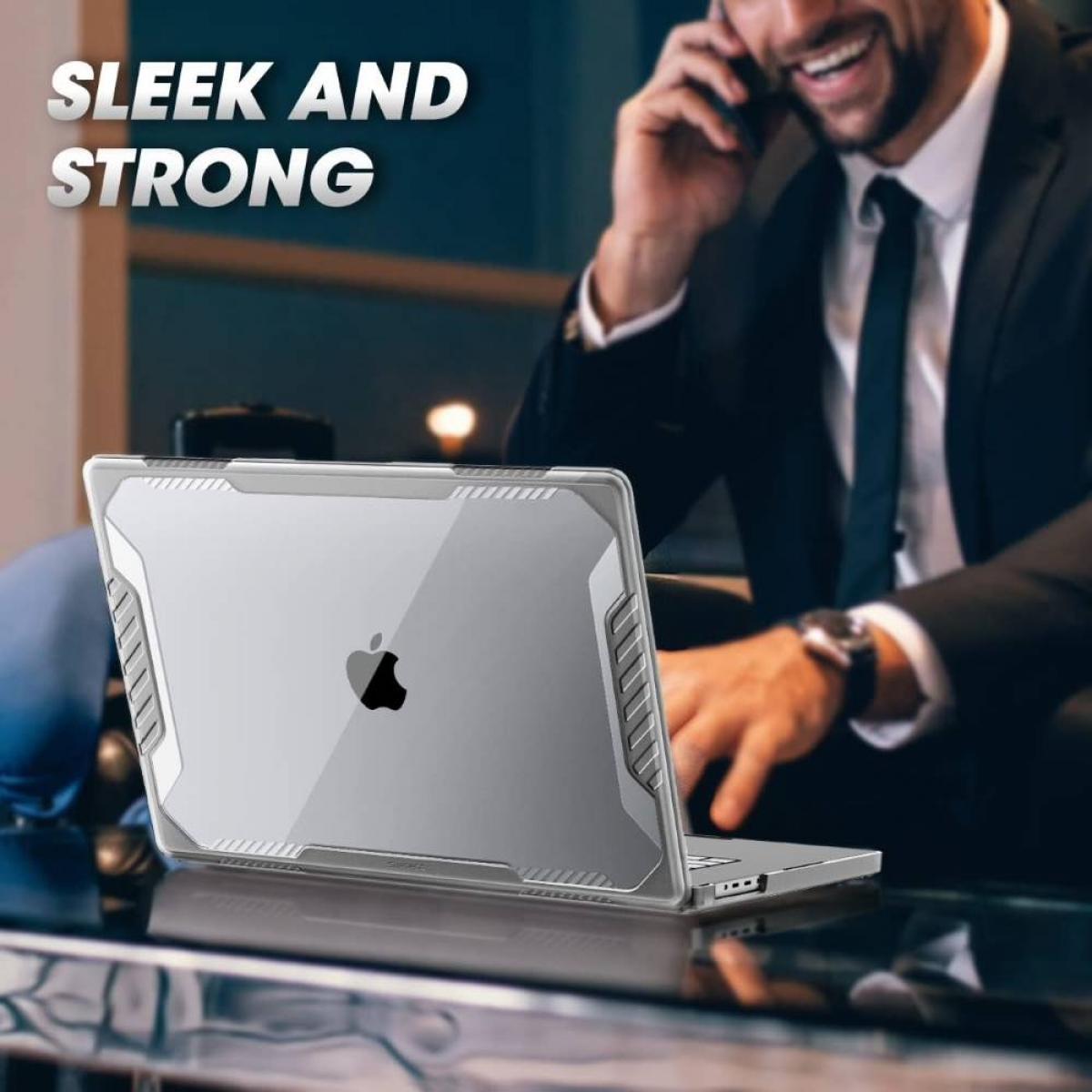 Ein Mann im Anzug sitzt an einem Tisch mit einem Laptop mit Schutzhülle.