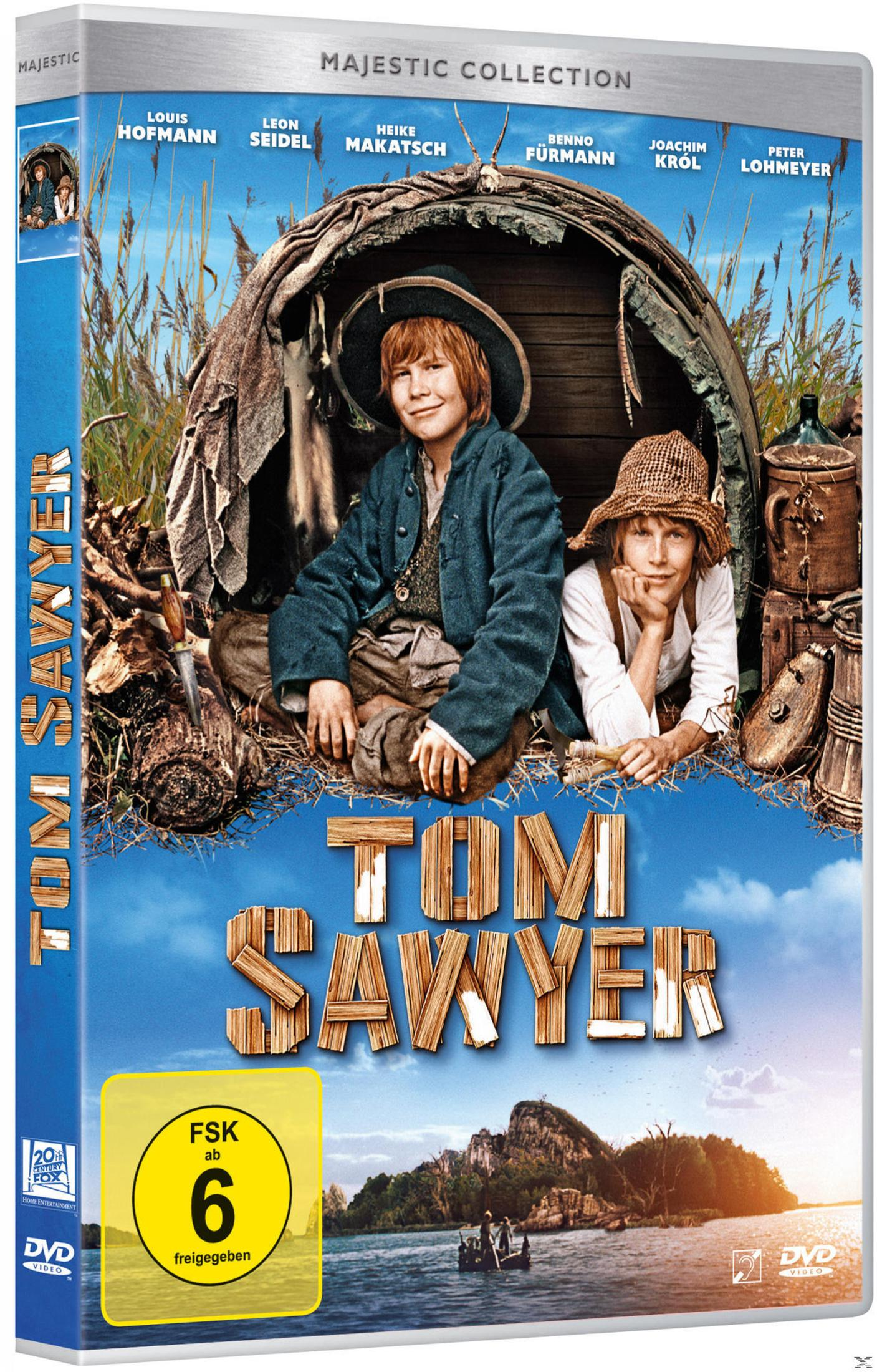 DVD-Cover von Tom Sawyer mit zwei Jungen im Freien vor einer Holzhütte und einer Flusslandschaft unten.