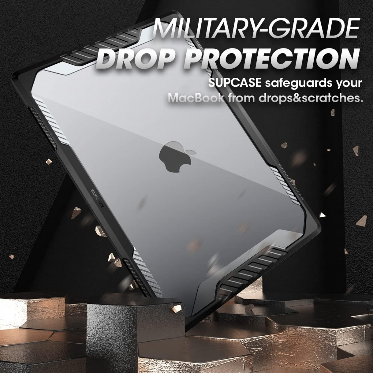 Ein silbernes MacBook in einer robusten schwarzen Schutzhülle, platziert auf geometrischen Blöcken.
